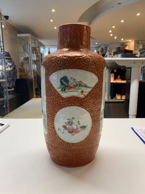 A Chinese famille rose coral-red-ground vase and a famille verte vase, 19th C. — 照片 2