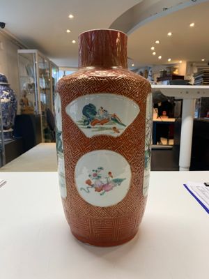 A Chinese famille rose coral-red-ground vase and a famille verte vase, 19th C. — 照片 4