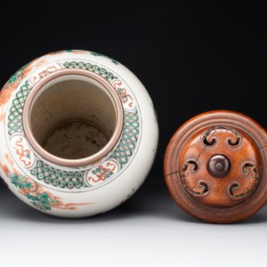 A Chinese famille rose coral-red-ground vase and a famille verte vase, 19th C. — 照片 3