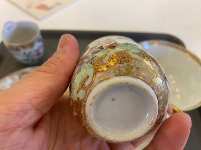 A Chinese famille rose covered bowl, a saucer and two cups with a hunting scene, Qianlong — 照片 13