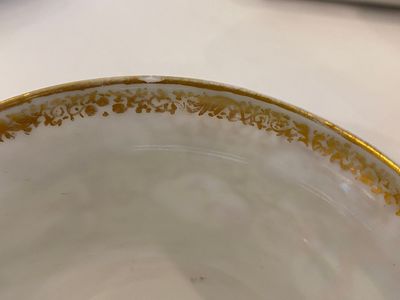 A Chinese famille rose covered bowl, a saucer and two cups with a hunting scene, Qianlong — 照片 15