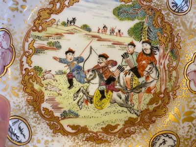 A Chinese famille rose covered bowl, a saucer and two cups with a hunting scene, Qianlong — 照片 2