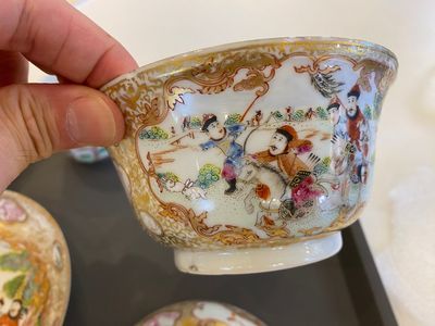 A Chinese famille rose covered bowl, a saucer and two cups with a hunting scene, Qianlong — 照片 7