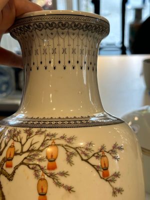 A Chinese famille rose covered bowl, a vase and a blue and white celadon-ground jar, 19/20th C. — 照片 13