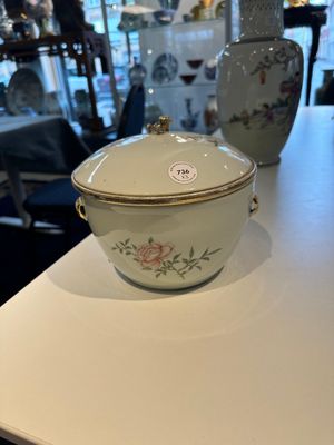 A Chinese famille rose covered bowl, a vase and a blue and white celadon-ground jar, 19/20th C. — 照片 20