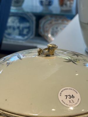 A Chinese famille rose covered bowl, a vase and a blue and white celadon-ground jar, 19/20th C. — 照片 21