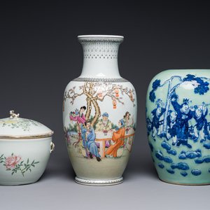 A Chinese famille rose covered bowl, a vase and a blue and white celadon-ground jar, 19/20th C. — 照片 1