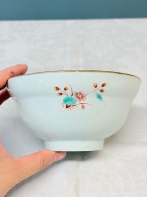 A Chinese famille rose covered bowl with floral design — photo 4