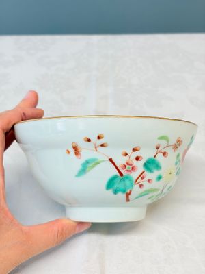 A Chinese famille rose covered bowl with floral design — photo 5