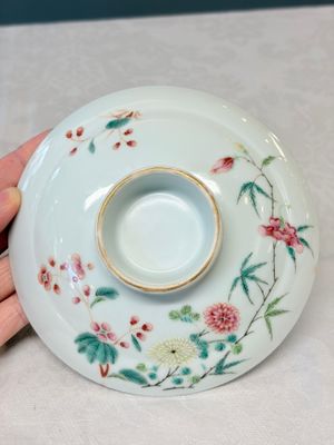 A Chinese famille rose covered bowl with floral design — photo 9
