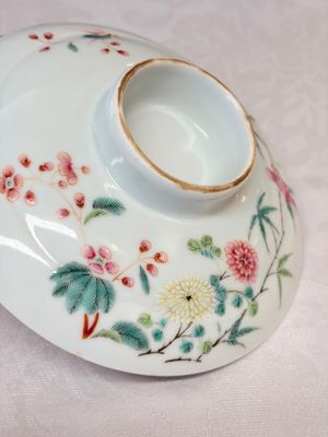 A Chinese famille rose covered bowl with floral design — photo 10