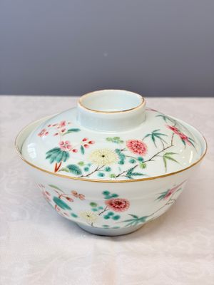 A Chinese famille rose covered bowl with floral design — photo 1