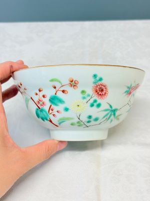 A Chinese famille rose covered bowl with floral design — photo 2