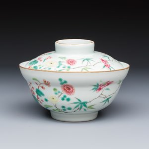 A Chinese famille rose covered bowl with floral design — photo 1