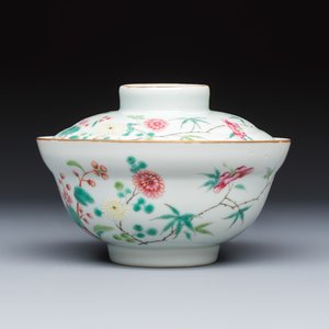 A Chinese famille rose covered bowl with floral design — photo 2