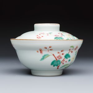 A Chinese famille rose covered bowl with floral design — photo 3