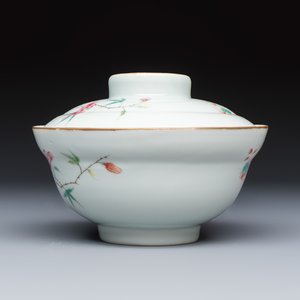 A Chinese famille rose covered bowl with floral design — photo 4