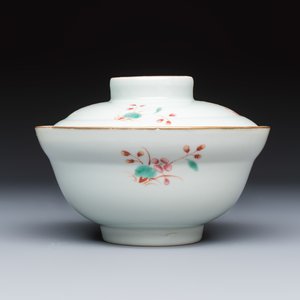 A Chinese famille rose covered bowl with floral design — photo 5