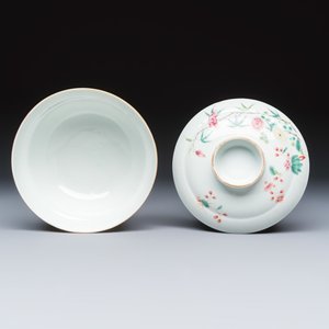 A Chinese famille rose covered bowl with floral design — photo 6
