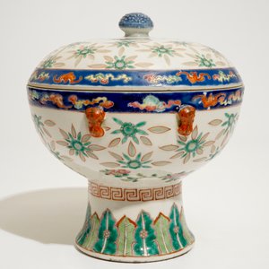 A Chinese famille rose covered bowl with rice grain pattern, 19/20th C. — photo 3