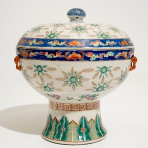 A Chinese famille rose covered bowl with rice grain pattern, 19/20th C. — photo 4