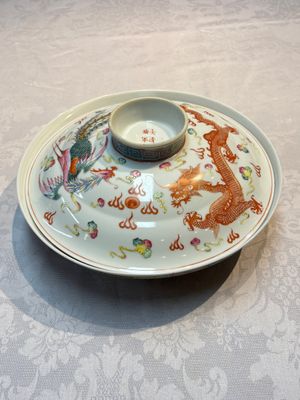 A Chinese famille rose covered 'Dragon' bowl and a teapot, Guangxu and Wang Yongshun 汪永順 mark, 19/20th C. — foto 1
