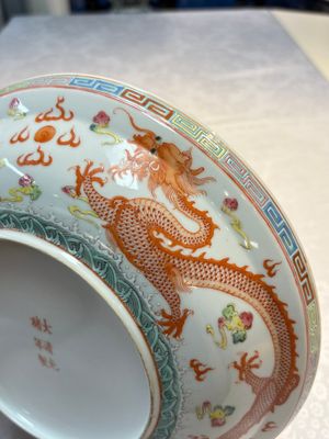 A Chinese famille rose covered 'Dragon' bowl and a teapot, Guangxu and Wang Yongshun 汪永順 mark, 19/20th C. — foto 11