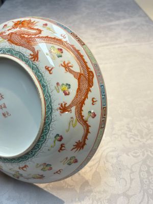 A Chinese famille rose covered 'Dragon' bowl and a teapot, Guangxu and Wang Yongshun 汪永順 mark, 19/20th C. — foto 12