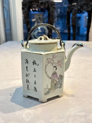 A Chinese famille rose covered 'Dragon' bowl and a teapot, Guangxu and Wang Yongshun 汪永順 mark, 19/20th C. — foto 13