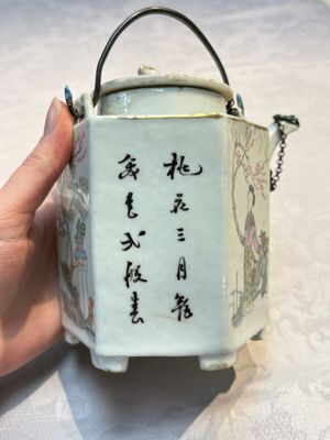 A Chinese famille rose covered 'Dragon' bowl and a teapot, Guangxu and Wang Yongshun 汪永順 mark, 19/20th C. — foto 14