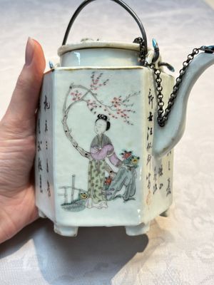 A Chinese famille rose covered 'Dragon' bowl and a teapot, Guangxu and Wang Yongshun 汪永順 mark, 19/20th C. — foto 15