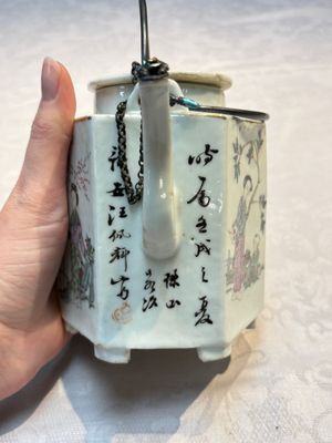 A Chinese famille rose covered 'Dragon' bowl and a teapot, Guangxu and Wang Yongshun 汪永順 mark, 19/20th C. — foto 16