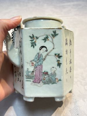 A Chinese famille rose covered 'Dragon' bowl and a teapot, Guangxu and Wang Yongshun 汪永順 mark, 19/20th C. — foto 17