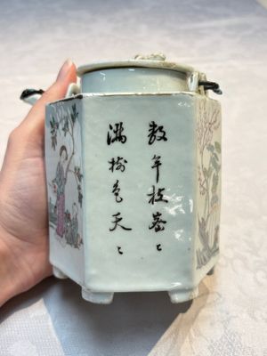 A Chinese famille rose covered 'Dragon' bowl and a teapot, Guangxu and Wang Yongshun 汪永順 mark, 19/20th C. — foto 18