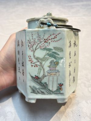 A Chinese famille rose covered 'Dragon' bowl and a teapot, Guangxu and Wang Yongshun 汪永順 mark, 19/20th C. — foto 19
