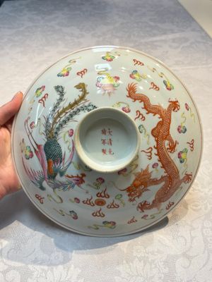 A Chinese famille rose covered 'Dragon' bowl and a teapot, Guangxu and Wang Yongshun 汪永順 mark, 19/20th C. — foto 2