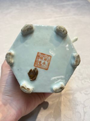 A Chinese famille rose covered 'Dragon' bowl and a teapot, Guangxu and Wang Yongshun 汪永順 mark, 19/20th C. — foto 28