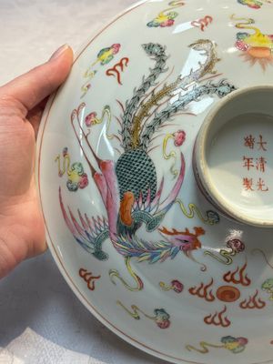A Chinese famille rose covered 'Dragon' bowl and a teapot, Guangxu and Wang Yongshun 汪永順 mark, 19/20th C. — foto 4