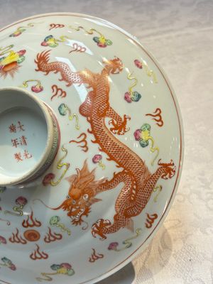 A Chinese famille rose covered 'Dragon' bowl and a teapot, Guangxu and Wang Yongshun 汪永順 mark, 19/20th C. — foto 5
