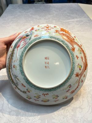 A Chinese famille rose covered 'Dragon' bowl and a teapot, Guangxu and Wang Yongshun 汪永順 mark, 19/20th C. — foto 8
