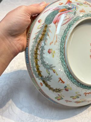 A Chinese famille rose covered 'Dragon' bowl and a teapot, Guangxu and Wang Yongshun 汪永順 mark, 19/20th C. — foto 10