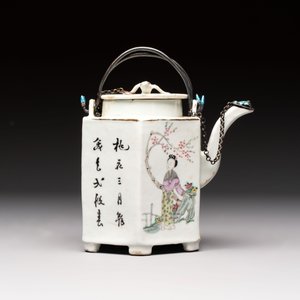 A Chinese famille rose covered 'Dragon' bowl and a teapot, Guangxu and Wang Yongshun 汪永順 mark, 19/20th C. — foto 11
