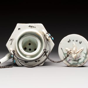 A Chinese famille rose covered 'Dragon' bowl and a teapot, Guangxu and Wang Yongshun 汪永順 mark, 19/20th C. — foto 14