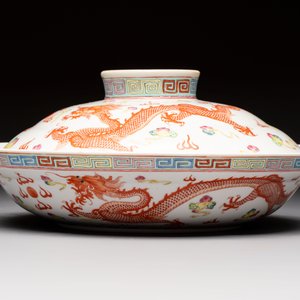 A Chinese famille rose covered 'Dragon' bowl and a teapot, Guangxu and Wang Yongshun 汪永順 mark, 19/20th C. — foto 2