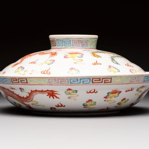 A Chinese famille rose covered 'Dragon' bowl and a teapot, Guangxu and Wang Yongshun 汪永順 mark, 19/20th C. — foto 3