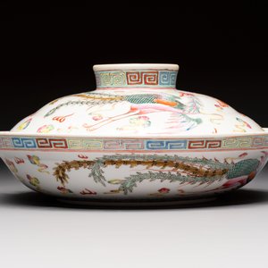 A Chinese famille rose covered 'Dragon' bowl and a teapot, Guangxu and Wang Yongshun 汪永順 mark, 19/20th C. — foto 4