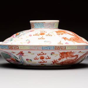A Chinese famille rose covered 'Dragon' bowl and a teapot, Guangxu and Wang Yongshun 汪永順 mark, 19/20th C. — foto 5