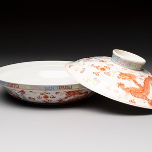 A Chinese famille rose covered 'Dragon' bowl and a teapot, Guangxu and Wang Yongshun 汪永順 mark, 19/20th C. — foto 6
