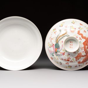 A Chinese famille rose covered 'Dragon' bowl and a teapot, Guangxu and Wang Yongshun 汪永順 mark, 19/20th C. — foto 7