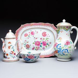 A Chinese famille rose covered ewer, a covered chocolate pot, a bowl and a dish, Qianlong — photo 1